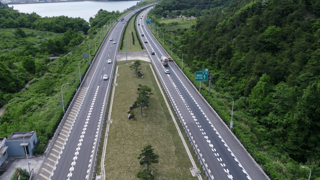 对出现霉点的隧道拱顶进行重新涂装,并融入地方元素,如甬莞高速四角