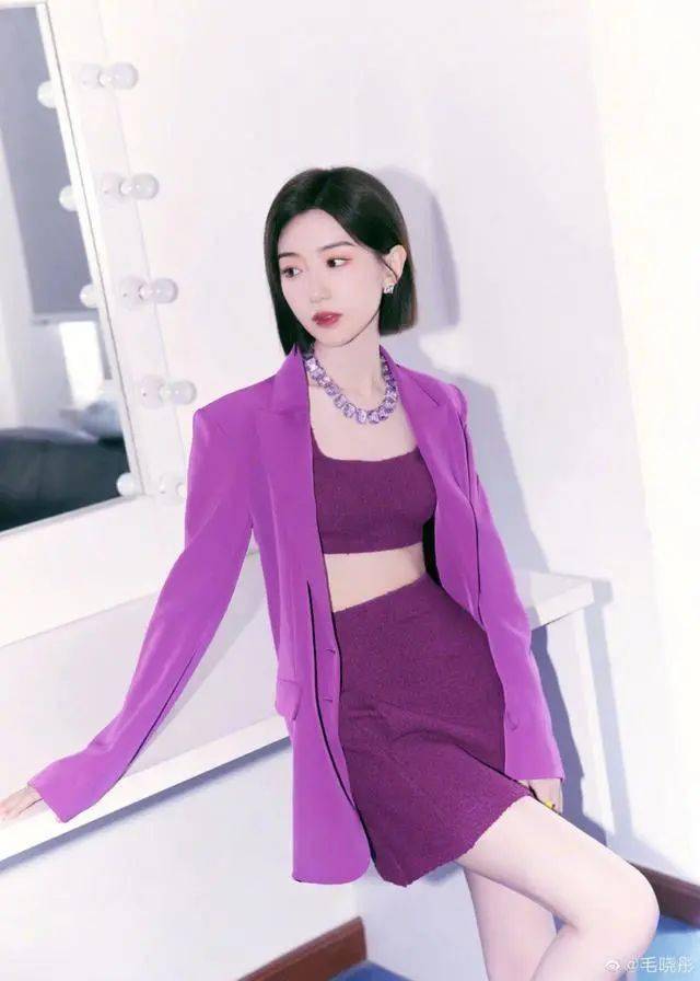 毛晓彤新造型好亮眼,紫色西装配短裙,又美又飒气场十足!