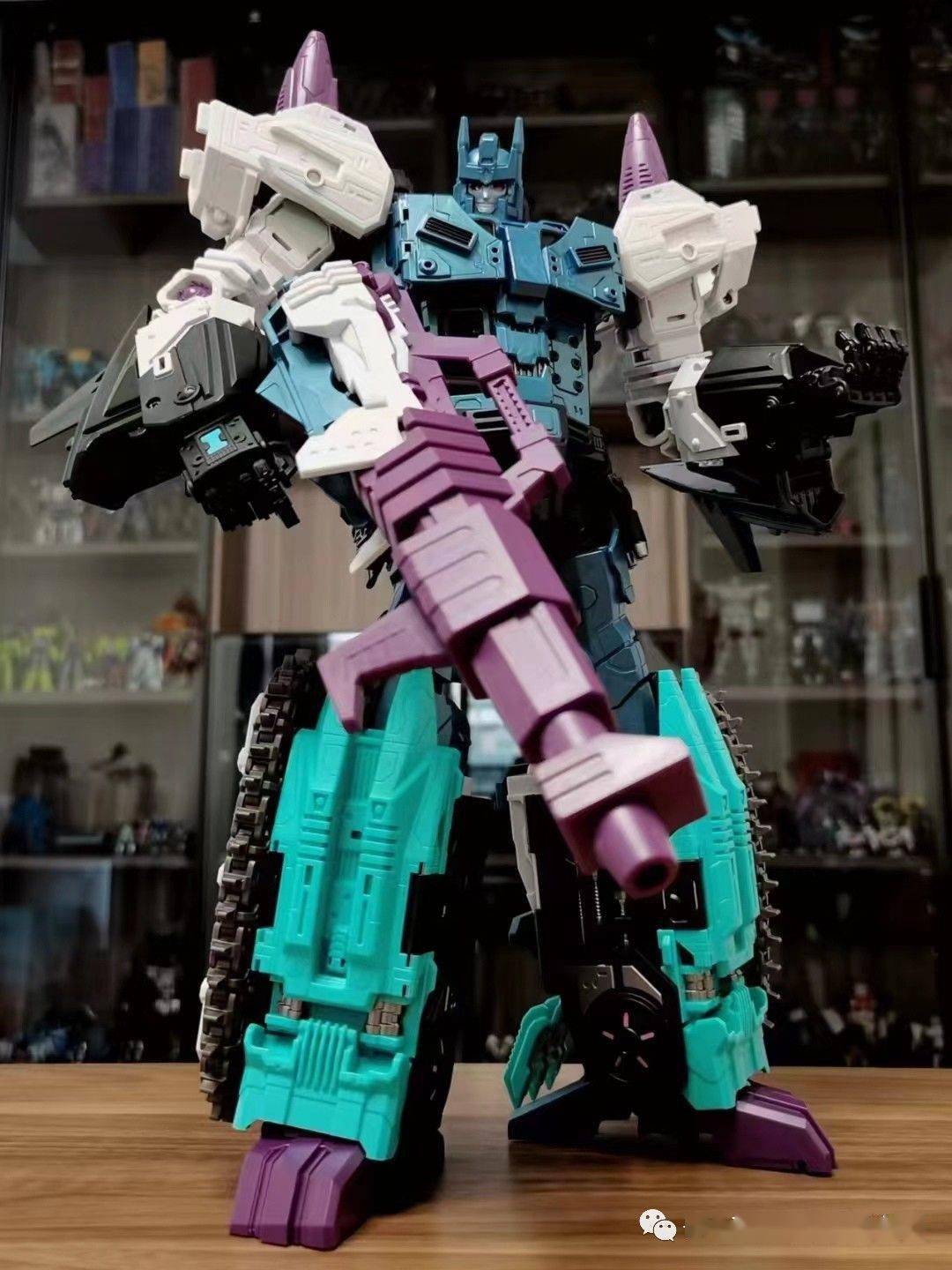 体积都特别大,算上霸王本身的头总共有三颗替换头雕,白色g1胸甲,两个