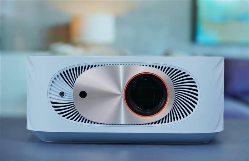 千元高颜值！联想小新100智能投影仪晨曦蓝评测：家庭影院入门就选它了
