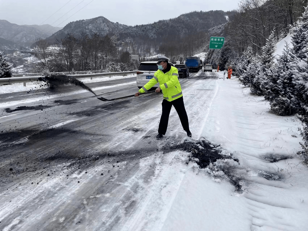 为了预防和减少道路交通事故,确保群众生命财产安全,天水公安交警迅速