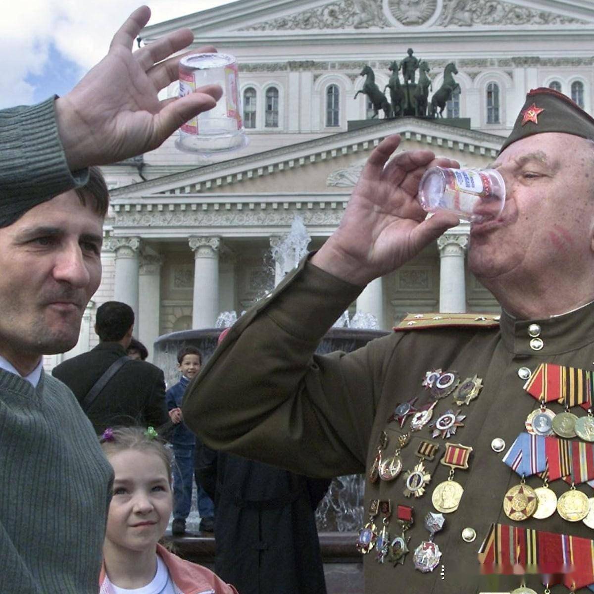 俄军士兵喝醉酒:把军官打死判15年!议员:军内都是醉鬼很正常!