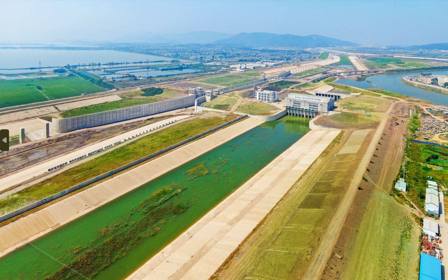 "引江济淮工程建成后,长江水将从安徽枞阳枢纽和凤凰颈枢纽出发,流经