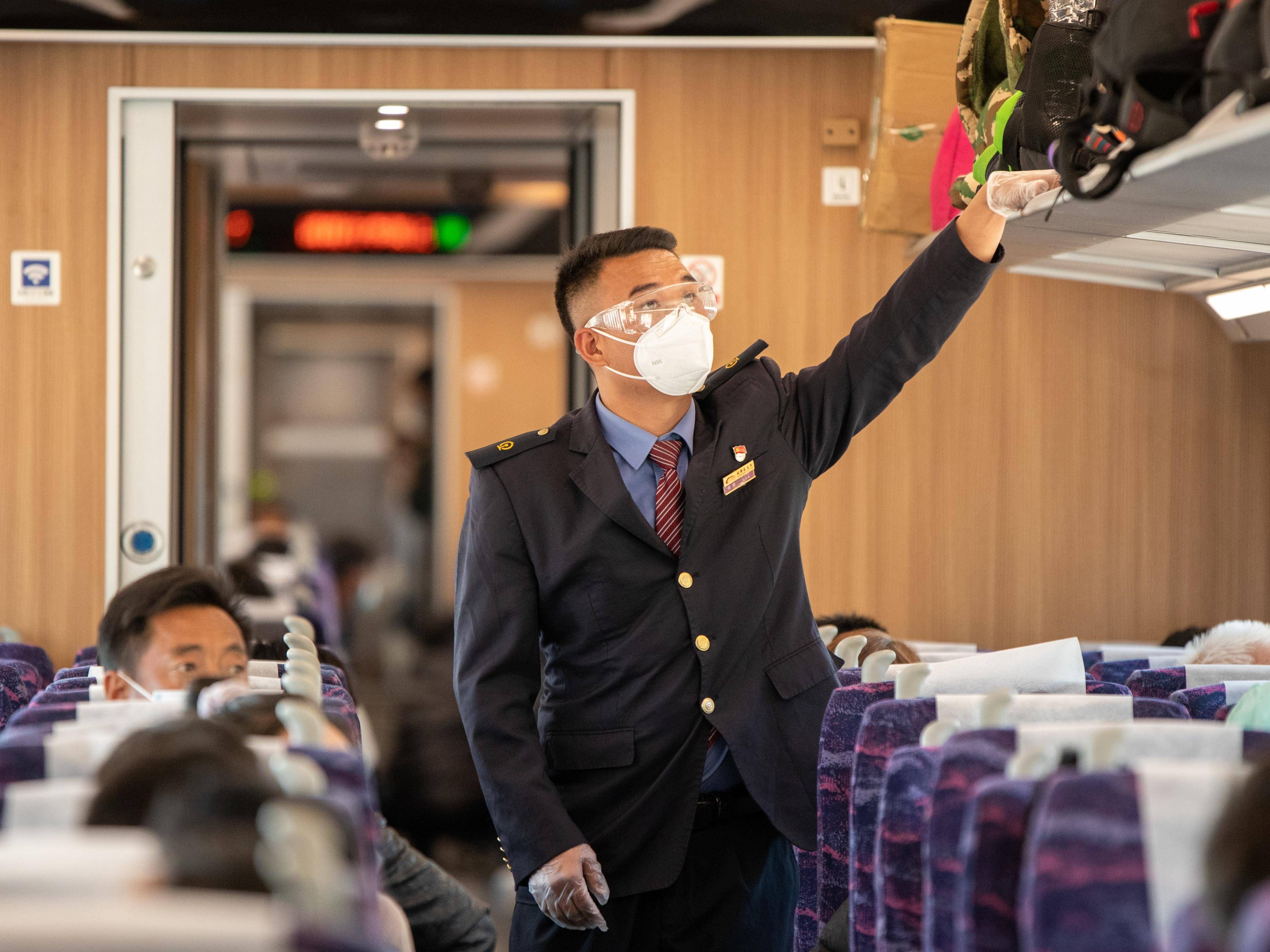 交广会客厅|追火车的孩子,成了新成昆铁路列车员_吉克日古_大山_父母