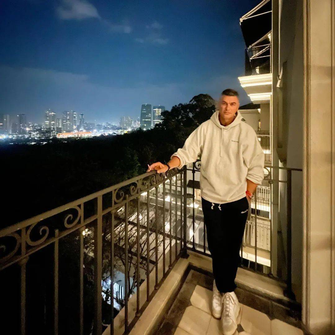 dua lipa 的爸爸颜值也颇高!_英国_家庭_美貌