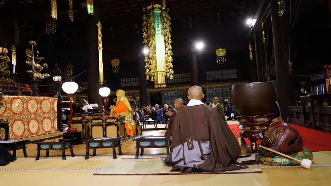 在日本跨年：明年一定是个好年吧！_初诣_人们_寺院