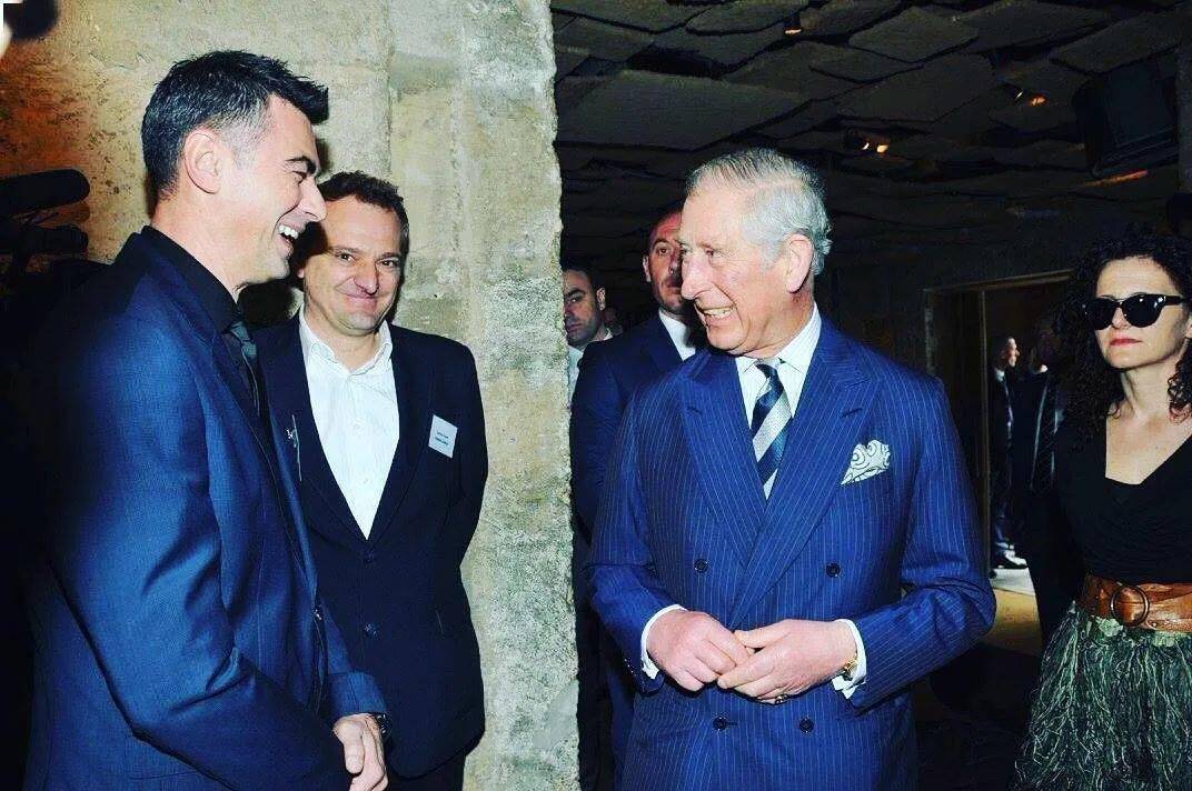 dua lipa 的爸爸颜值也颇高!_英国_家庭_美貌