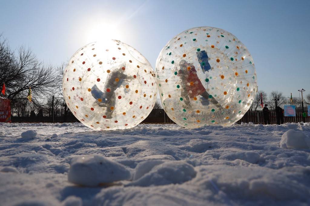 设有15条滑道,雪上飞碟,雪地悠波球等项目