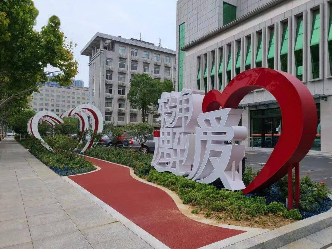 "鸾凤园"位于溧阳市民政局门口,以婚恋主题设计风格为主,配有弧形