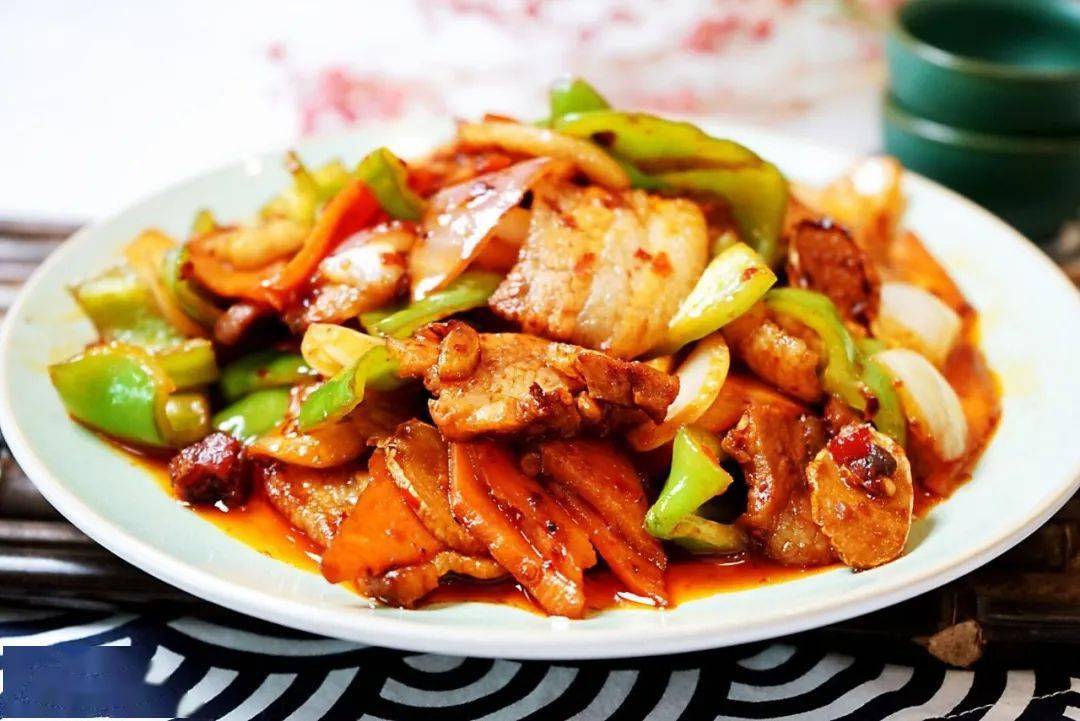 盖 饭:杏鲍菇烧肉,莴笋肉片特色菜:麻辣小锅小 吃:雪菜肉丝面,风味面