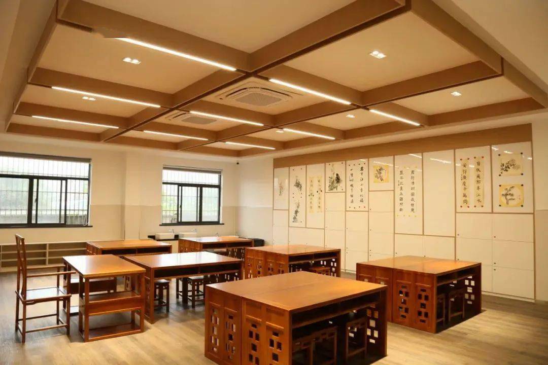 学员家长搜索并关注"海宁市青少年宫微信公众号",以学员身份实名登录