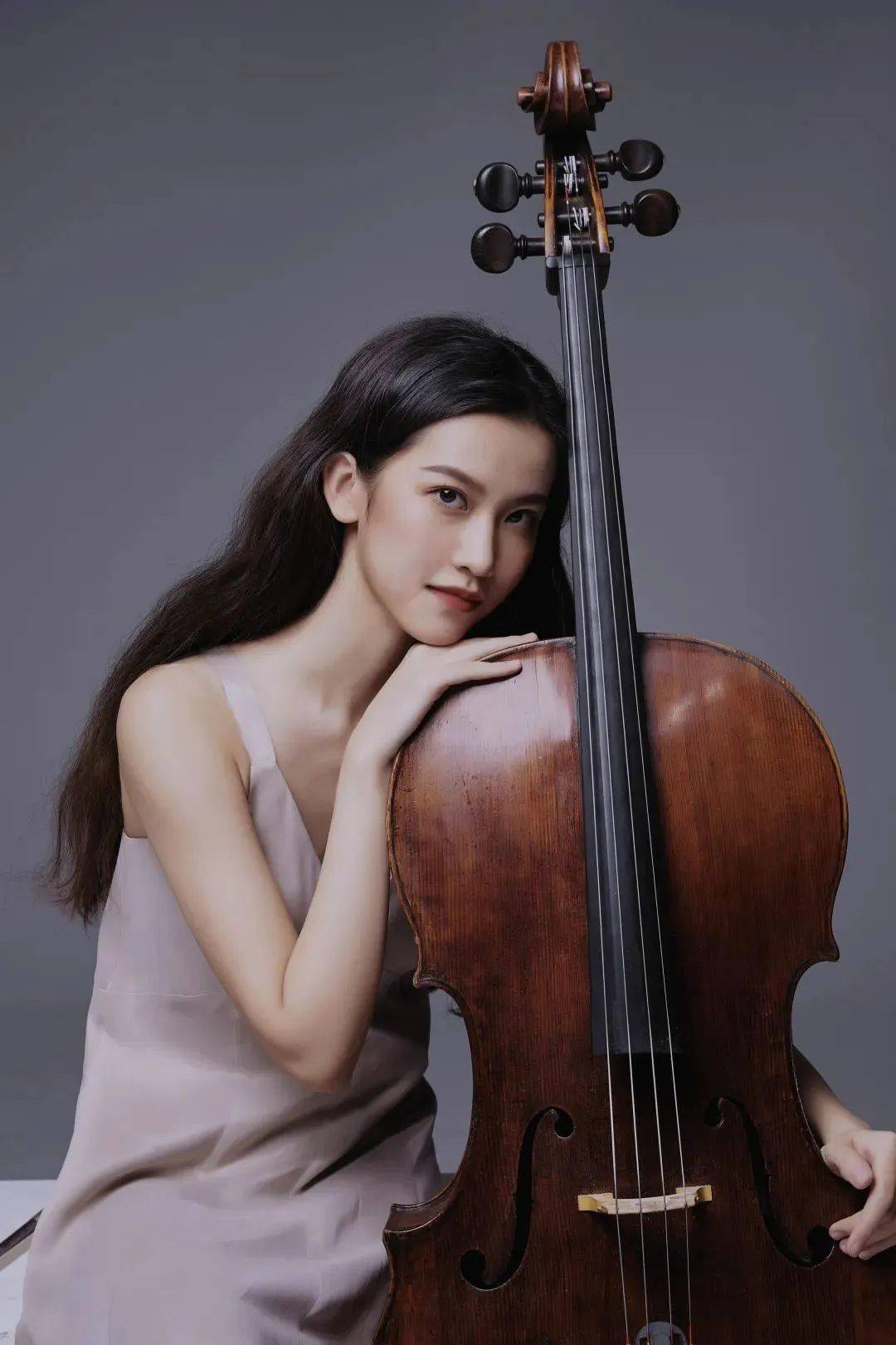 大提琴家李拉图片