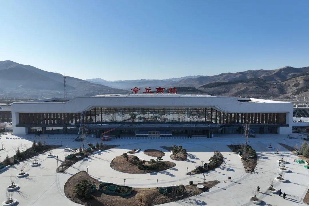 章丘南站 ·高铁列车从济南东站驶出,第一站抵达历城站,历城因地处