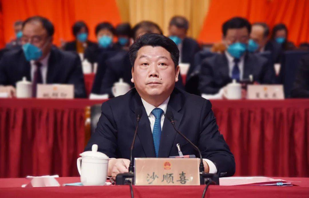 市人大常委会主任沙顺喜主持闭幕式.会议在雄壮的国歌声中胜利闭幕.