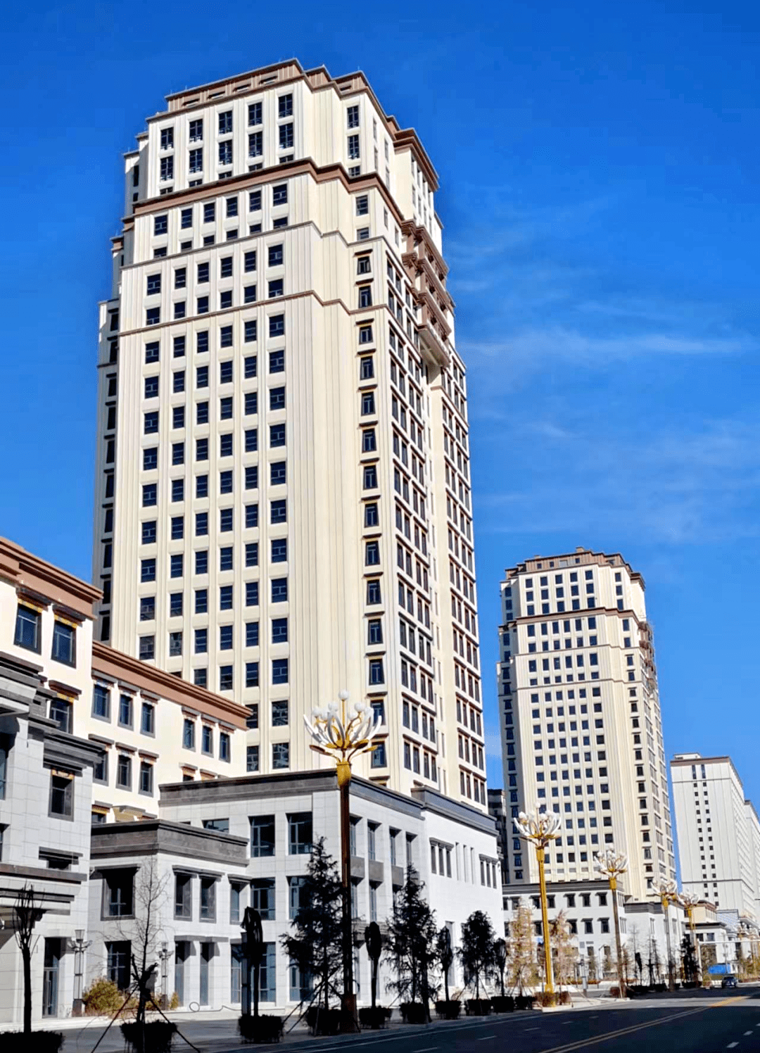拉萨分公司)坐落于西藏自治区拉萨市柳梧新区顿珠金融城金玺苑14-17楼