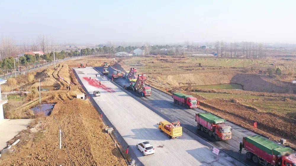 随着沥青下面层试验路顺利摊铺,g237金舒大道项目路基路面工程也取得