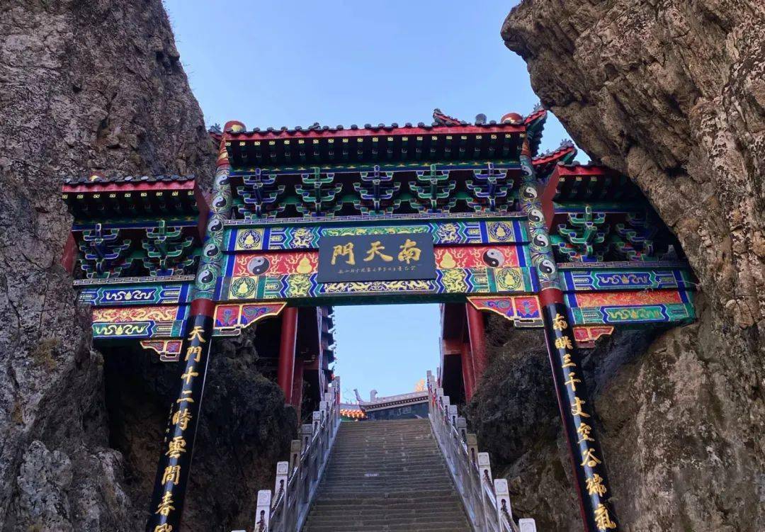 南天门 /细致周到,不偏不倚它是大自然送给老君山冬日的礼物在马鬃岭