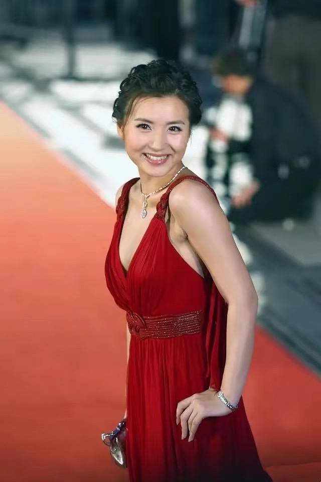 44岁陈好真会穿,一袭深v红裙性感又惊艳,还是那个"万人迷"_红色_风格