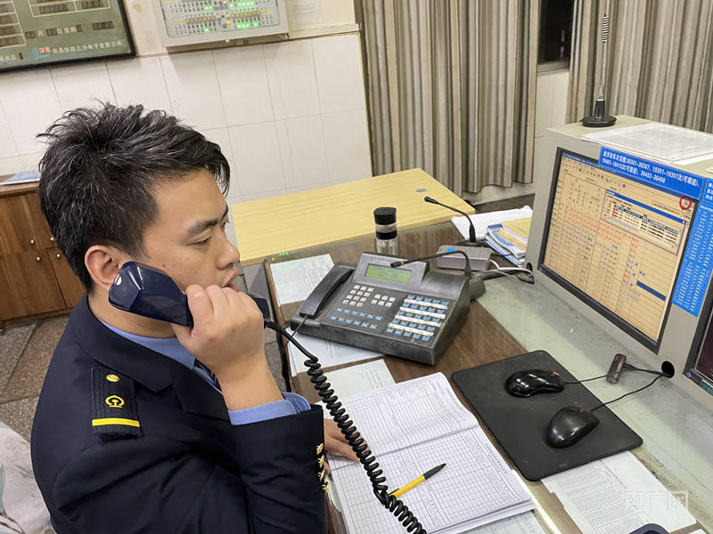 "电力客车k8708次4道组织发车,2号