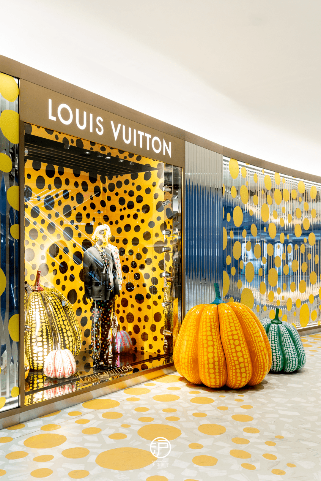 路易威登的标志性作品也发生演变从香氛到鞋履以及配饰从手袋到男装