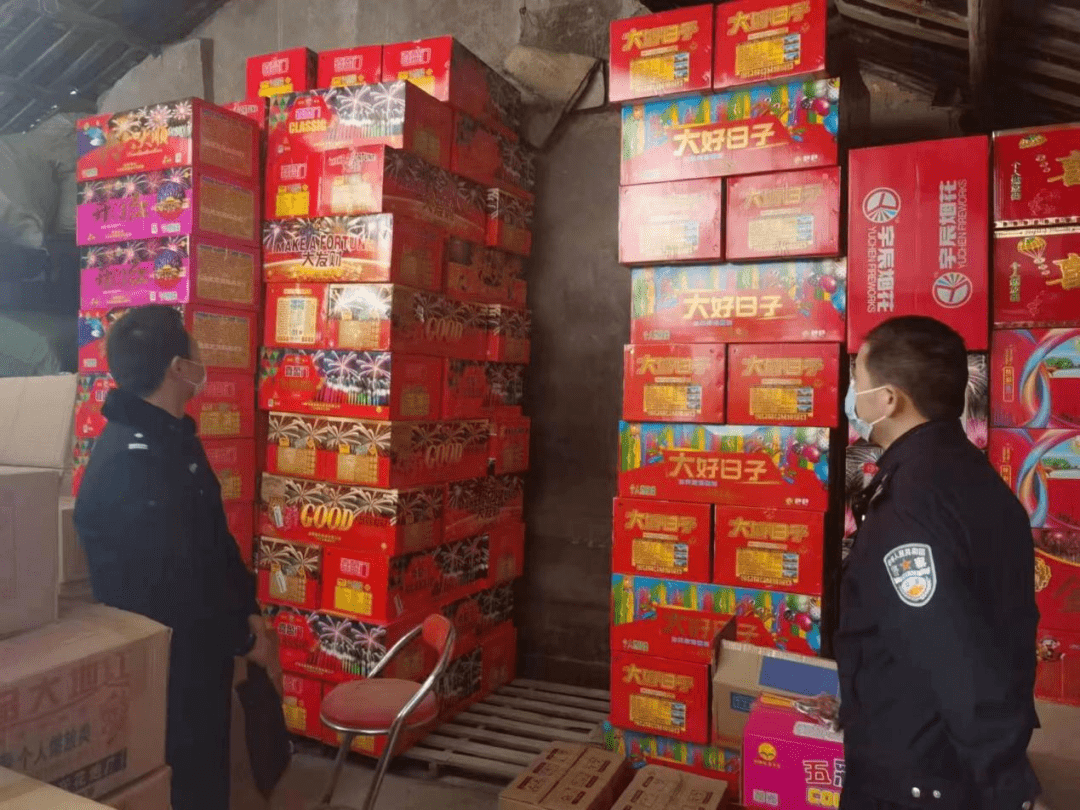 时,发现胡某经营的超市在未取得烟花爆竹销售储存有关资质的情况下