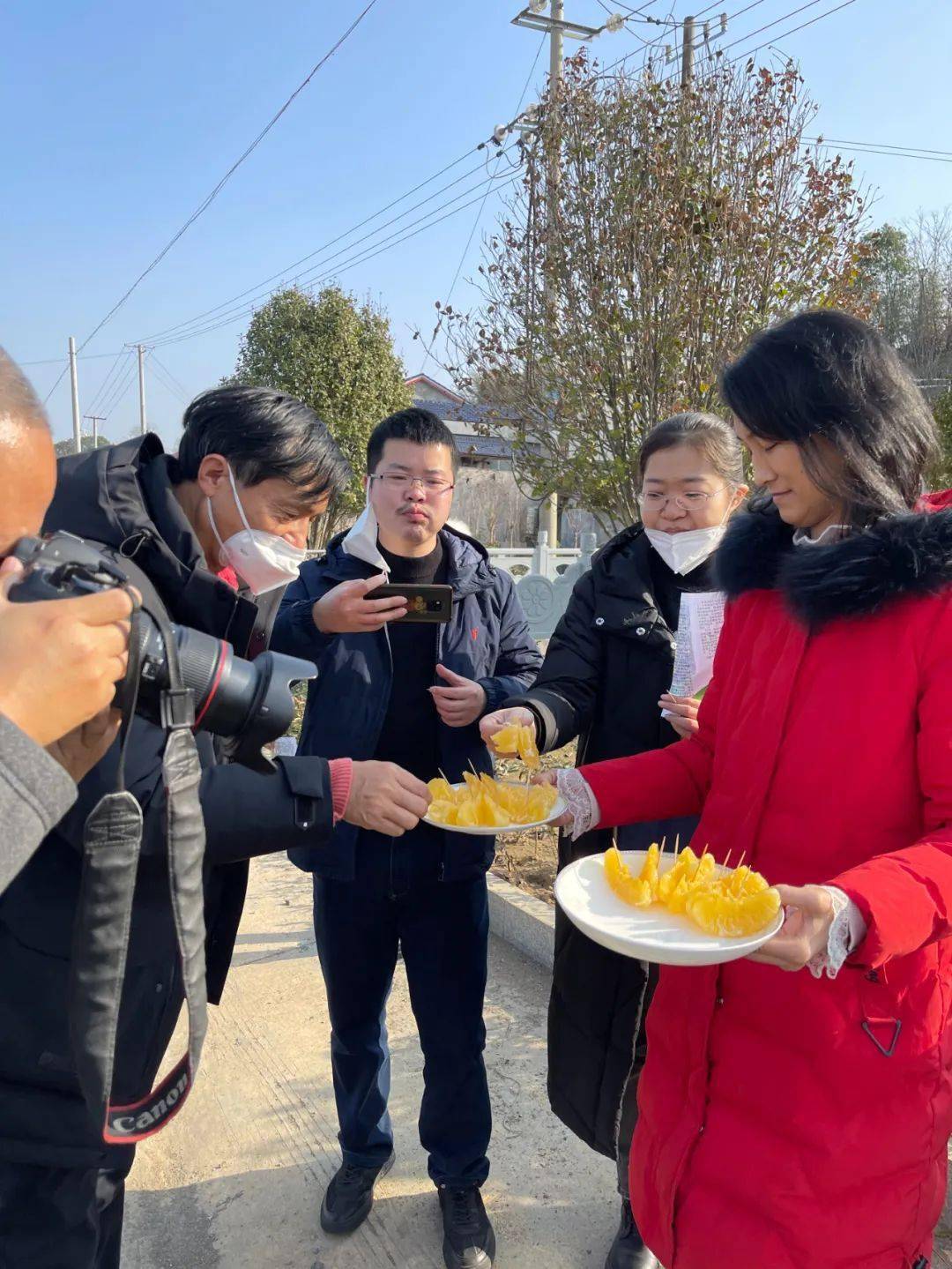 举教授介绍黄金西柚临澧一中引进高级教师杨述德老师(中)视员工为家人