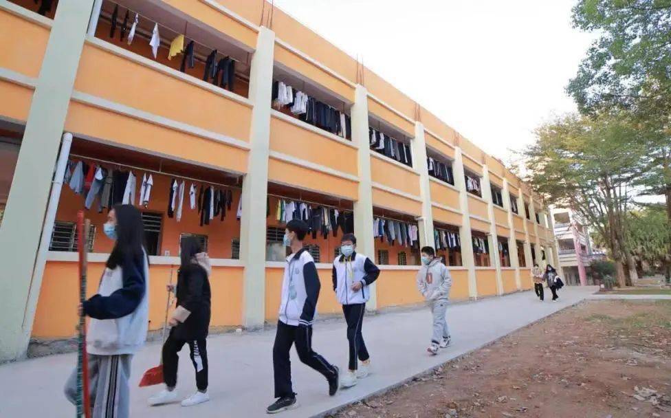 深河指挥部也大力支持,廖宇啸告诉记者,油溪镇油溪中学学生宿舍楼建设