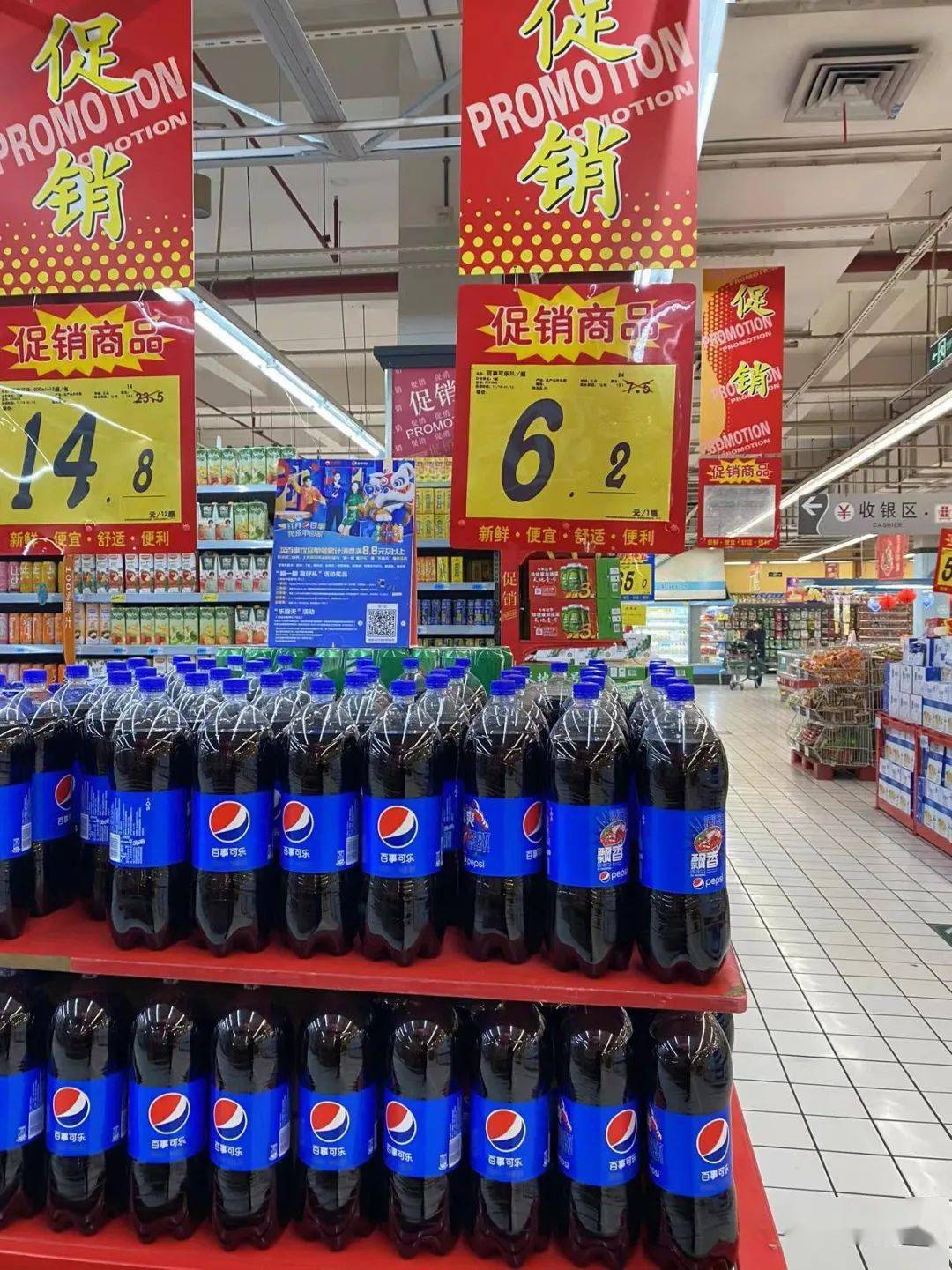 大润发常德店年货陈列很有气势