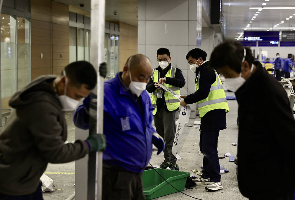 浦东机场连夜拆除入境旅客防疫隔离设施