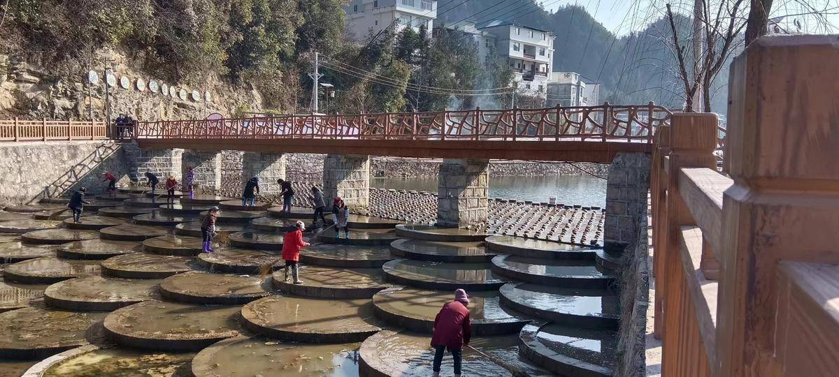 "热闹过大年 乡村焕新颜" ——利川市凉雾乡关东村开展村庄清洁活动_