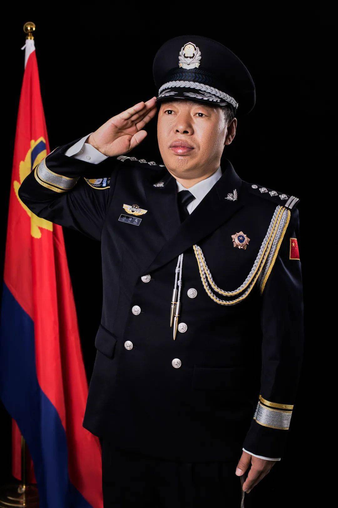 贡山县柔中带钢的绶带熠熠生辉的警章人民警察再添新战袍一身警