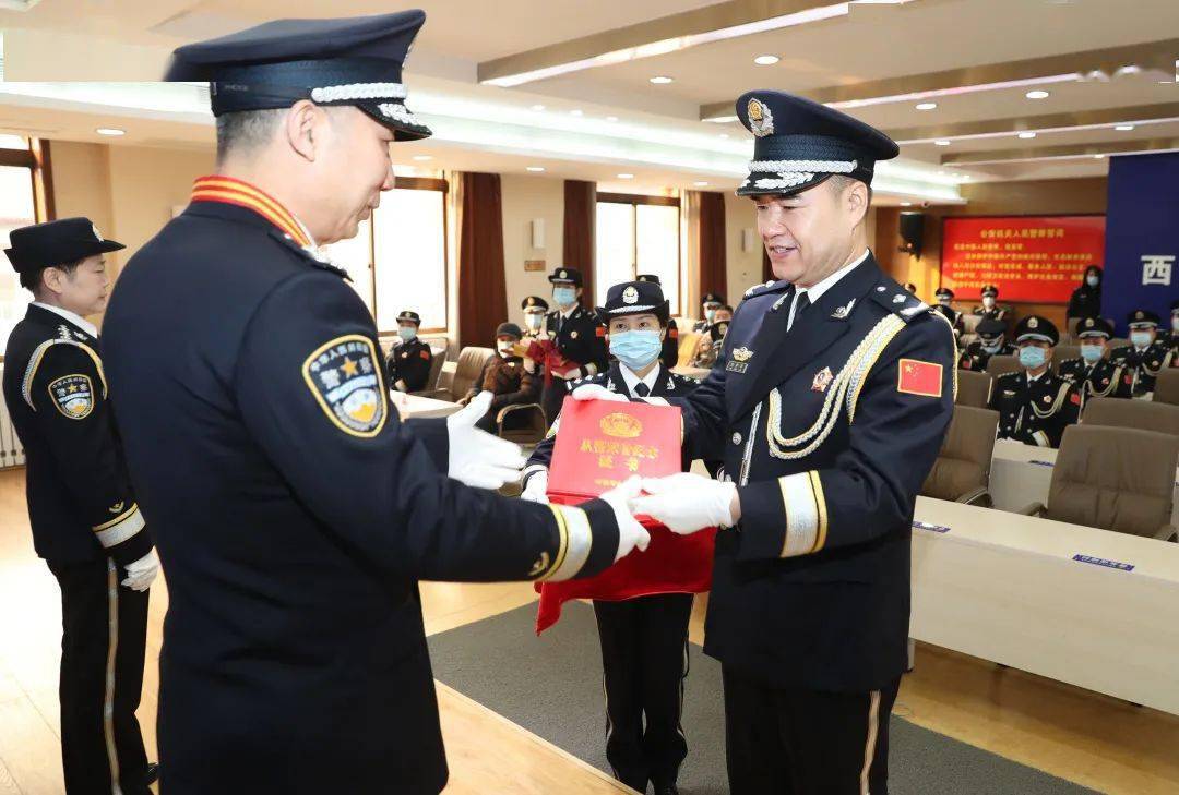 中国人民警察节警礼服列装暨从警40 年荣誉奖章颁发仪式