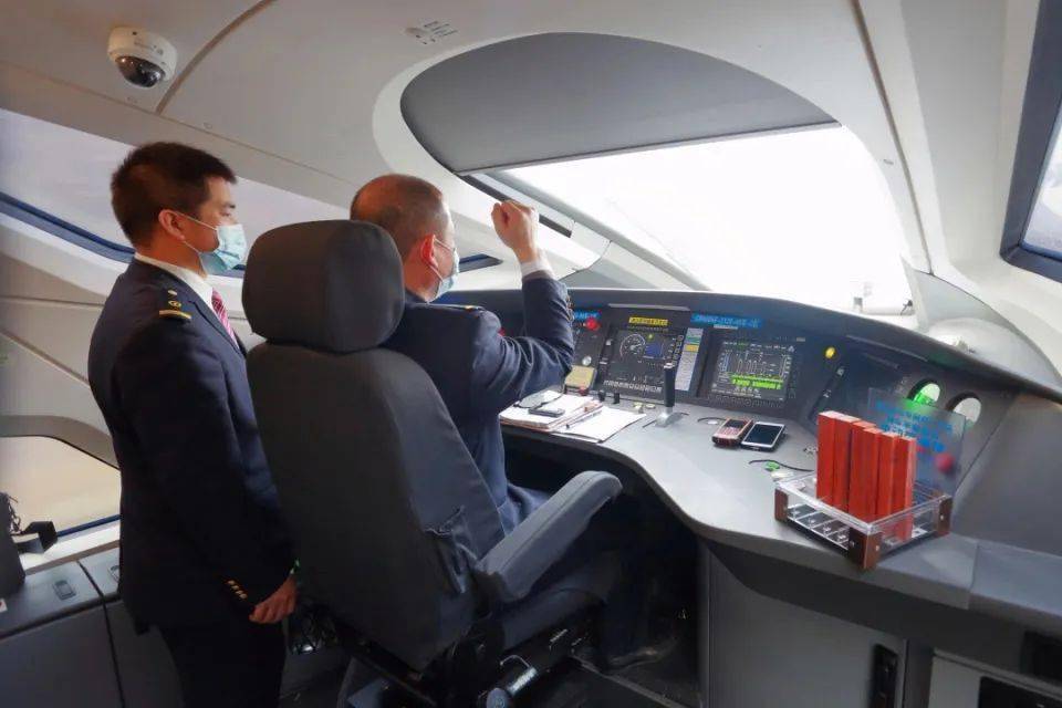 十来前,武昌南机务段值乘的动车组车型仅crh2,crh3等2种型号,现如今