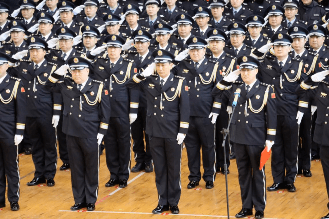 上午8時30分,在高昂的《人民警察之歌》伴奏下,代表人民警察守護平安