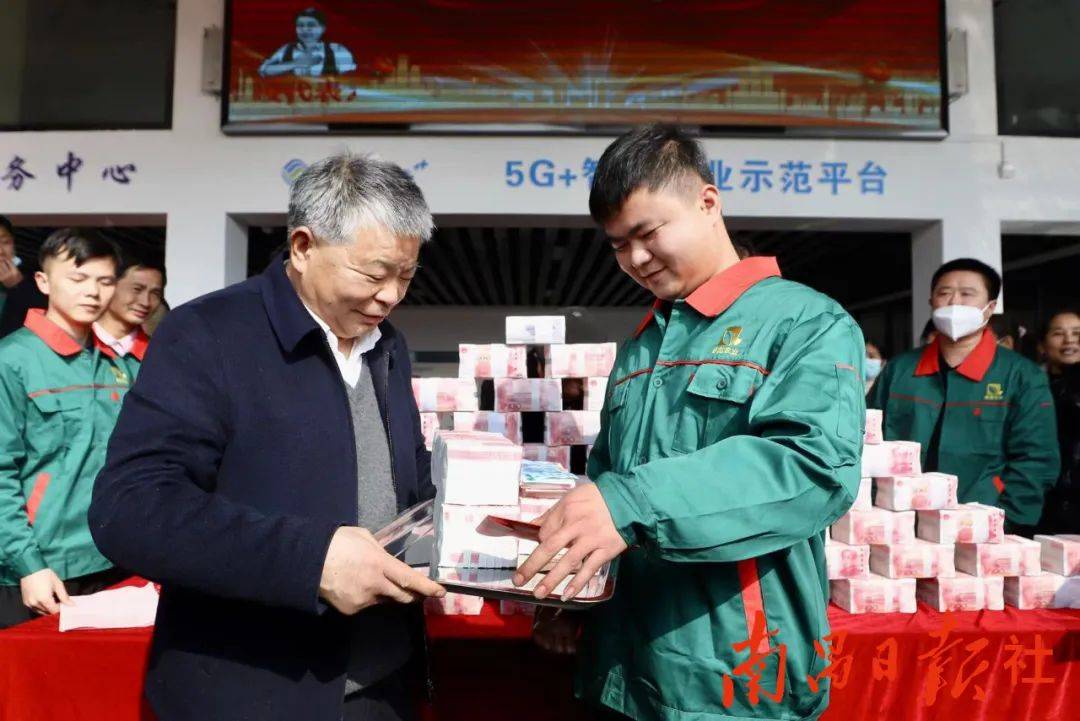 种粮大户凌继河又给农民发年终奖了!_安义_奖金_超产奖