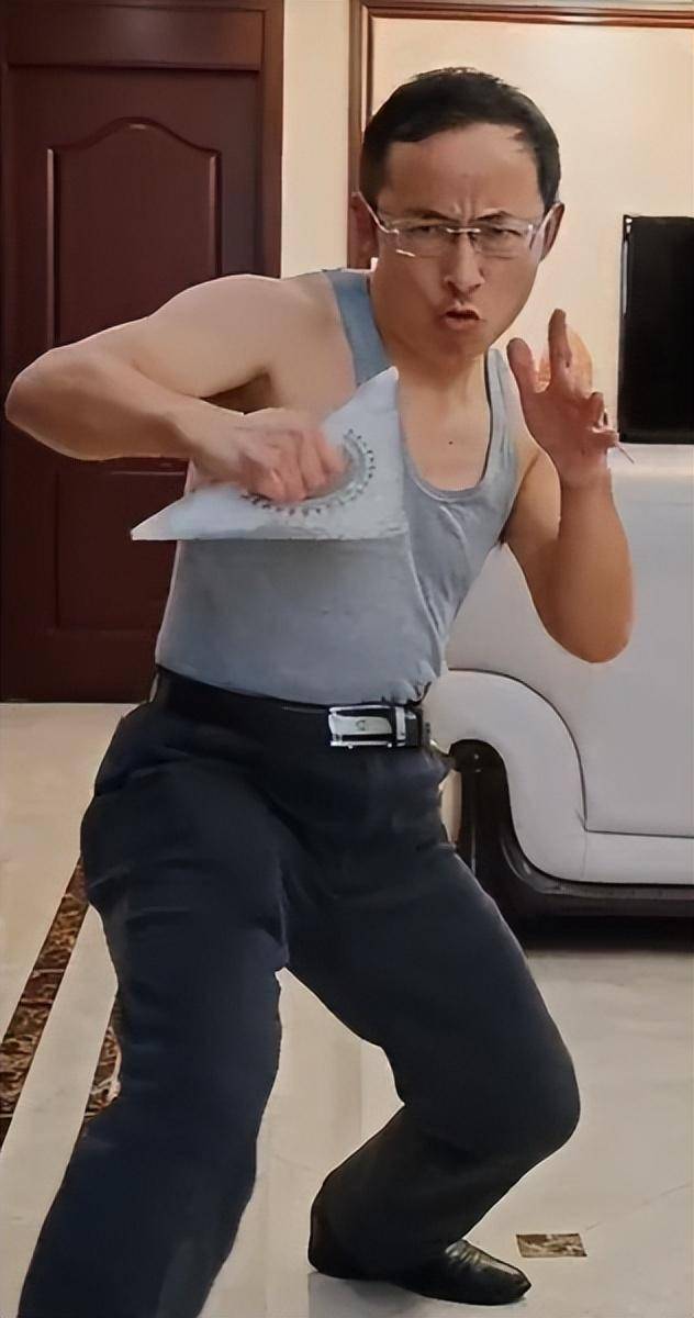 疯狗拳第一创始人,堪称罗翔老师一生之敌,创办独门绝派制服歹徒_武术