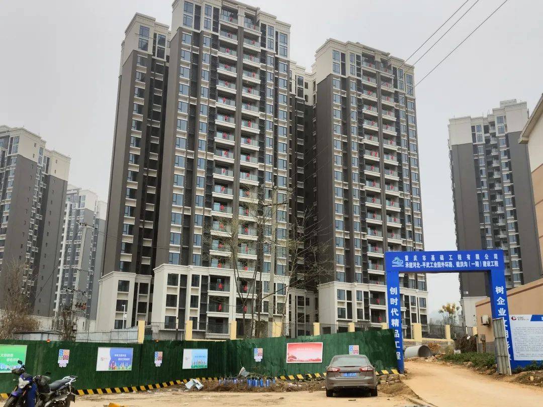 绵阳兴发·铂金华府业主质疑:小区大门还在修,就被通知交房…_相关