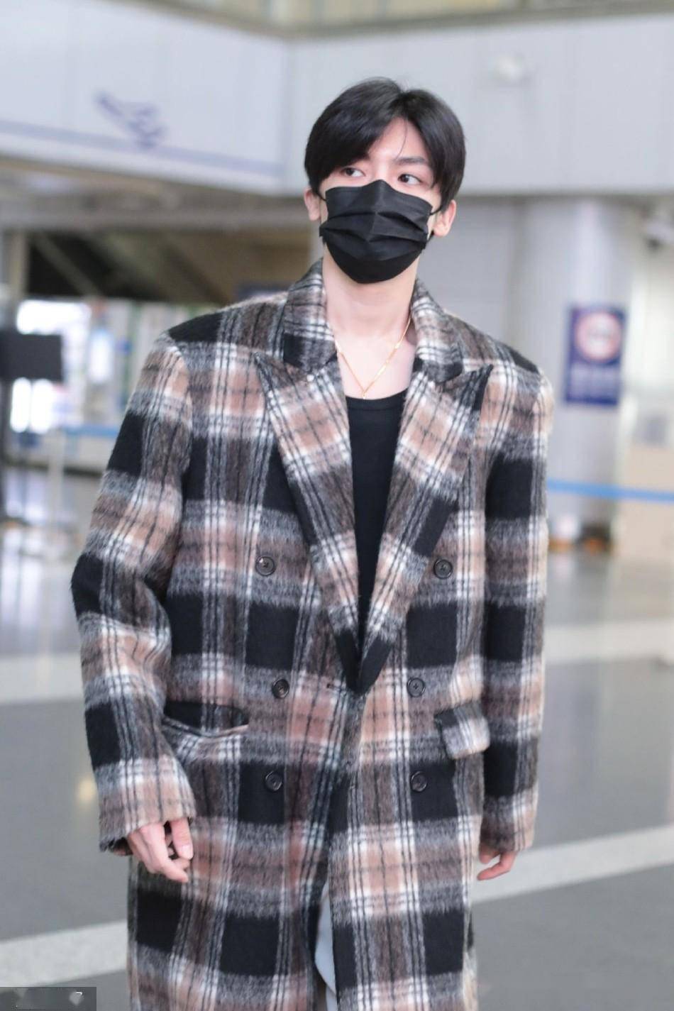 侯明昊穿格子大衣现身机场 身材比例优越十分惹眼_潮流