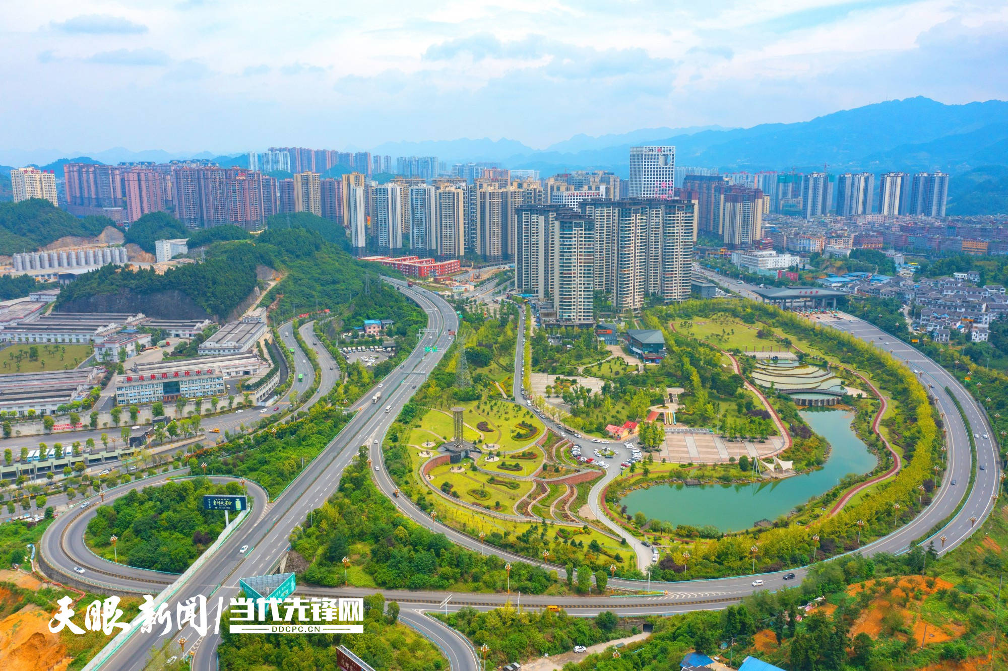 公园的石阶逐级而上,行至最高处,回首远眺,仁怀市城区美景映入眼帘