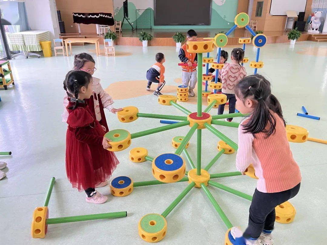 【童心课程|课程故事】万能工匠 玩创无限——凤凰中心幼儿园中班微