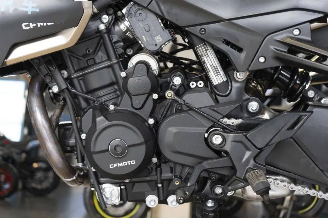 国产duke790?搭载ktm790发动机的春风双缸街车nk800标准版 静态展示