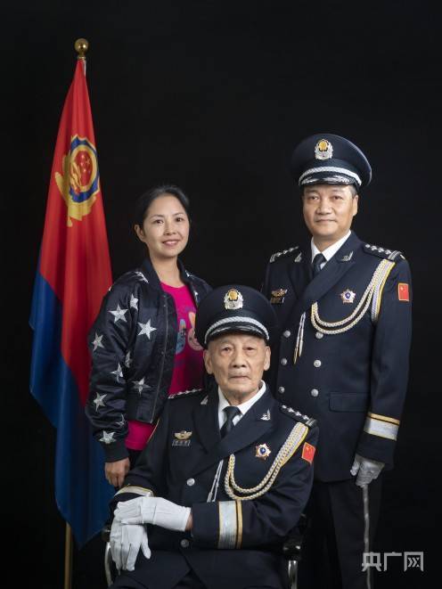 最新公安警服皮衣图片