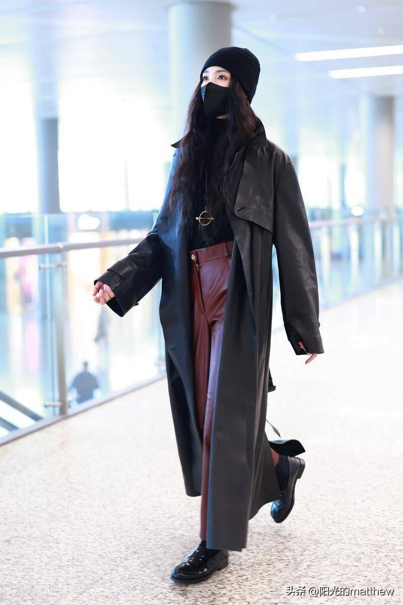 王楚然街拍:纯色风衣休闲大气,长发披肩亮丽秀气_上海