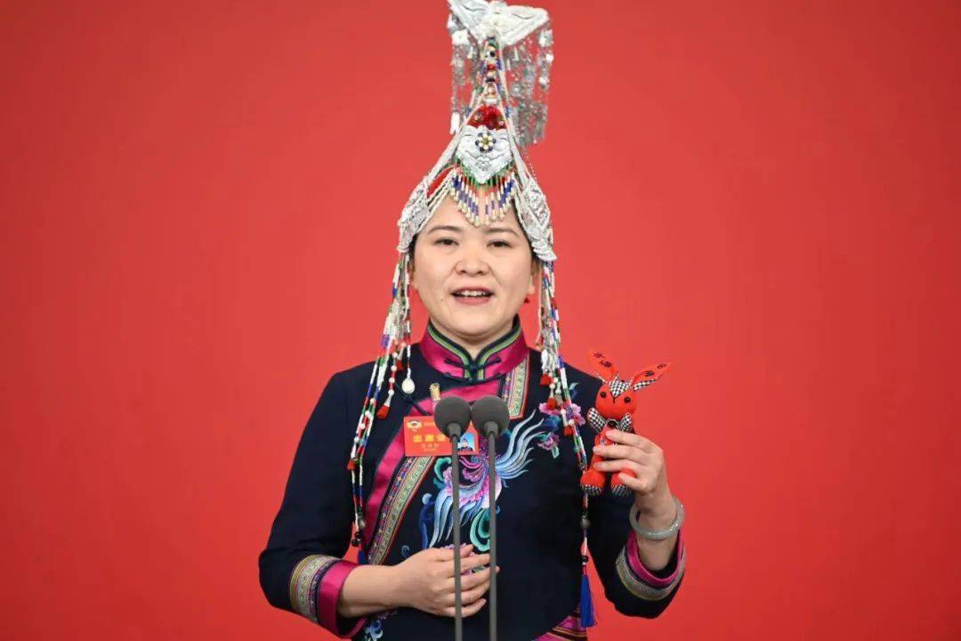 "民族团结兔",它的两只耳朵上绣着的纹样,在畲语里是幸福,吉祥的意思