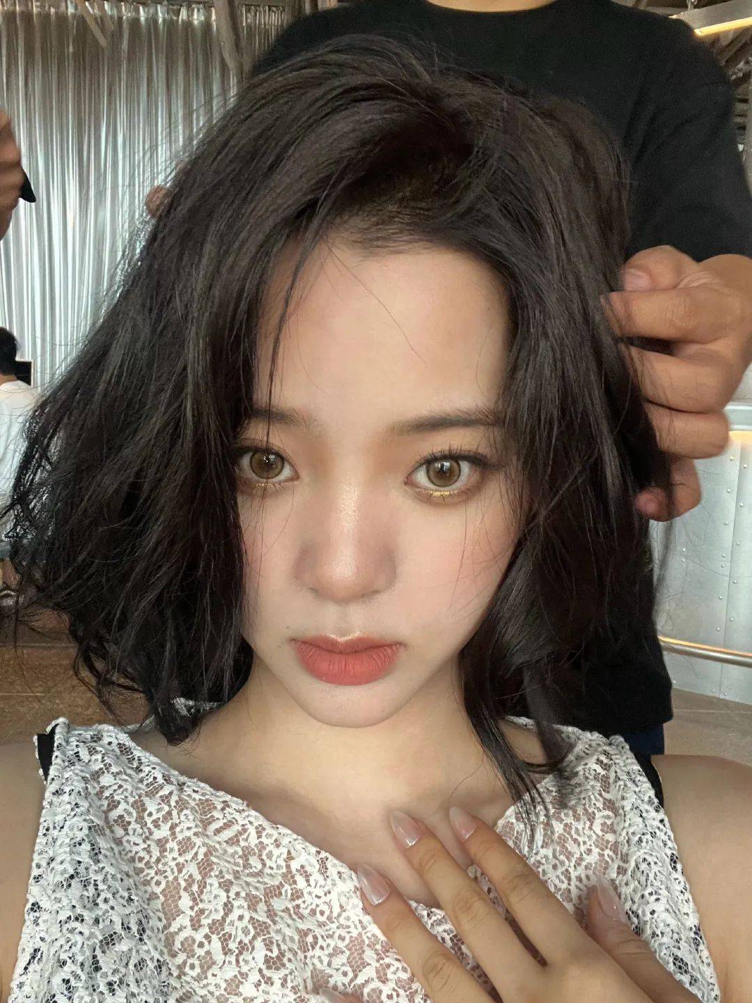 女明星在打一种很新的高光?