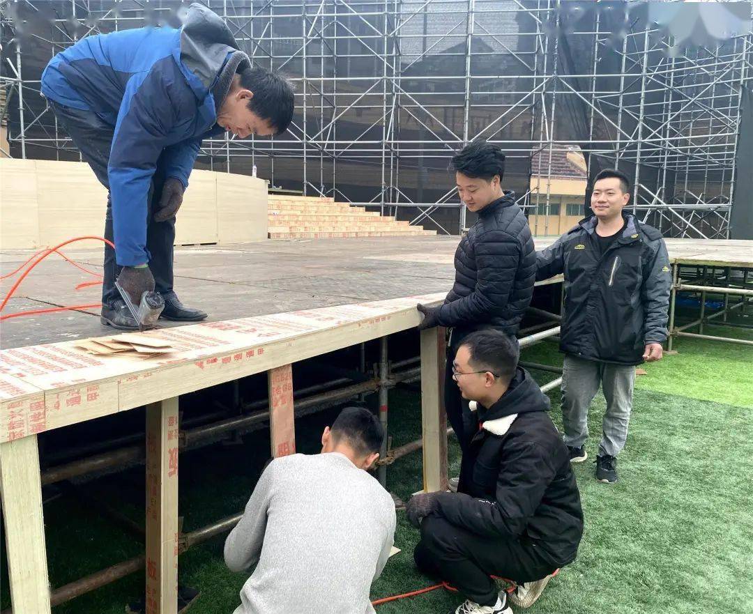 工人也正在对变压器和电缆进行调试舞台主体搭建已完成于1月18日在可
