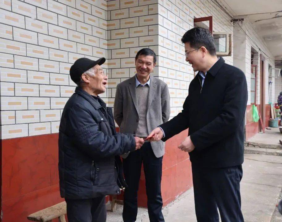 袁州区委书记江伟斌:时刻把群众安危冷暖放在心头,抓在手里_企业_的