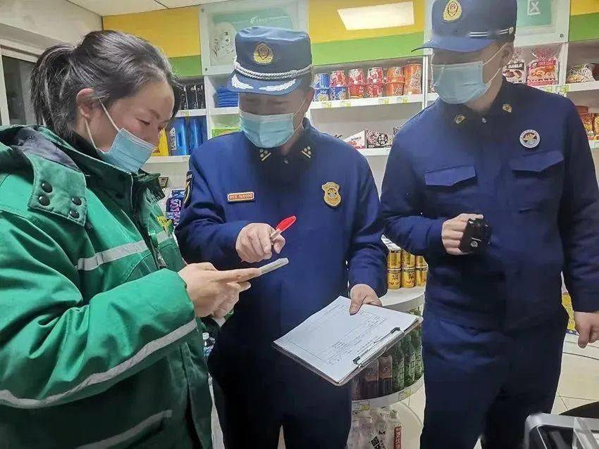 夜查行动中,大队监督检查人员听取了各单位消防安全管理工作情况汇报