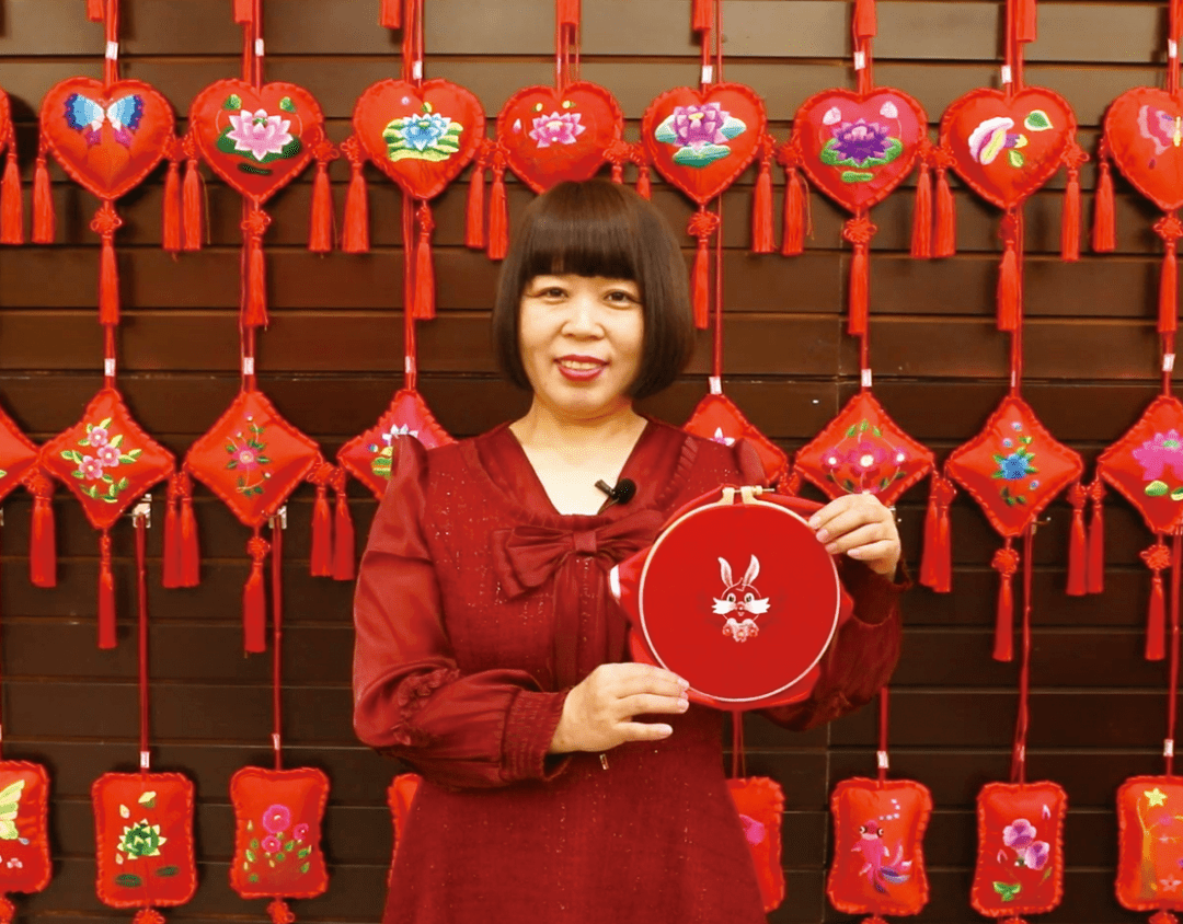 中旗巴彦呼舒第六中学教师吴斯琴手中,摇身一变就成了五彩斑斓的艺术