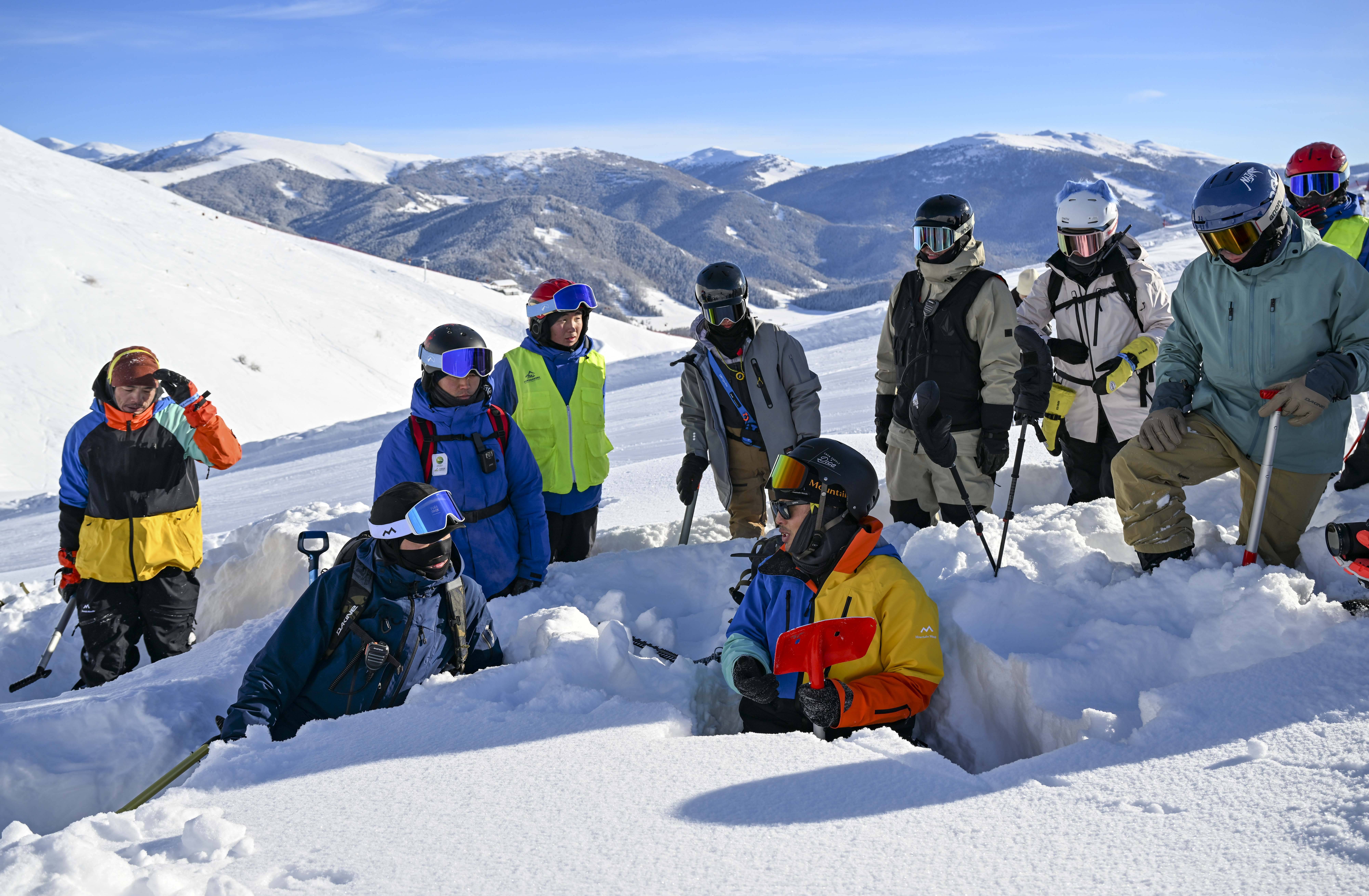 新疆禾木吉克普林滑雪场救援队一起做雪层分析(1月13日摄)